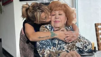 Alejandra Guzmán dándole un beso a Silvia Pinal..jpg