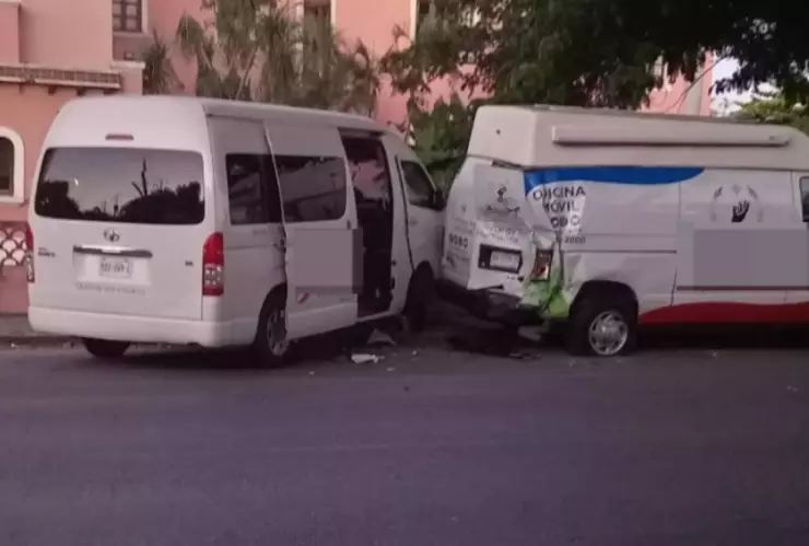 Fuerte accidente en la calle 60 deja dos camioneta con graves daños hoy 6 de diciembre de 2024