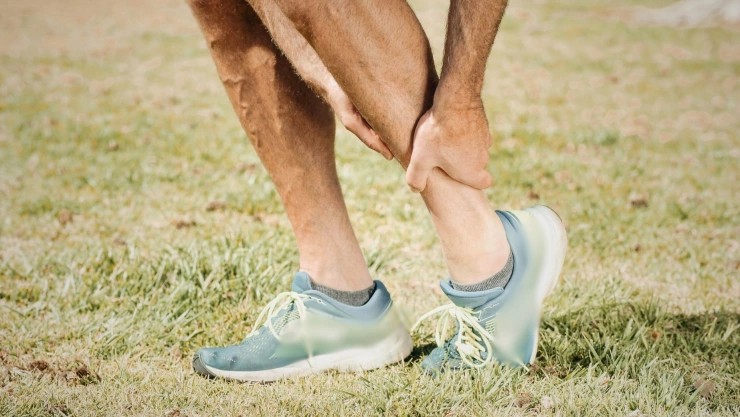 Un hombre con un dolor en su pierna