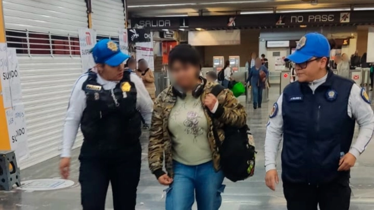 Mujer entra en crisis y baja a las vías de la Línea 9 del Metro CDMX