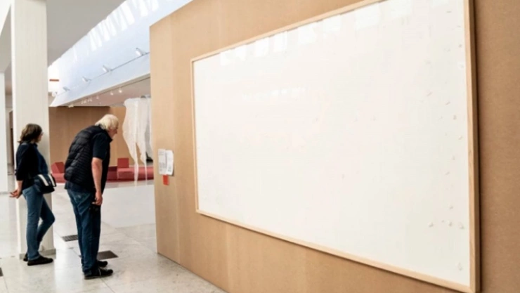 ¡Inaudito! Pagaron miles de dólares y el autor entregó un lienzo en blanco