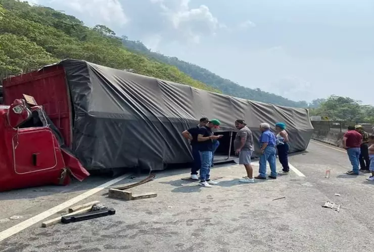 Aparatoso ACCIDENTE en la autopista México-Tuxpan hoy 30 de abril deja dos heridos