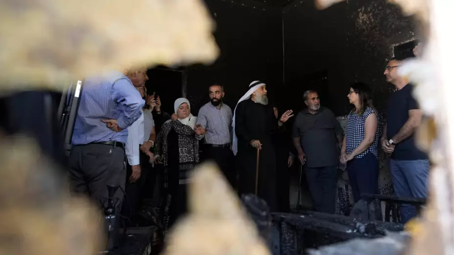 Palestinos hablan con una delegación internacional en la ciudad cisjordana de Turmus Ayya