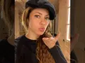 Shakira selfie con boina.jpg