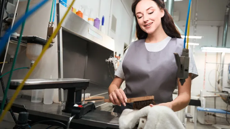 ¿Cómo quitar las manchas de aceite de la ropa? Truco casero y económico