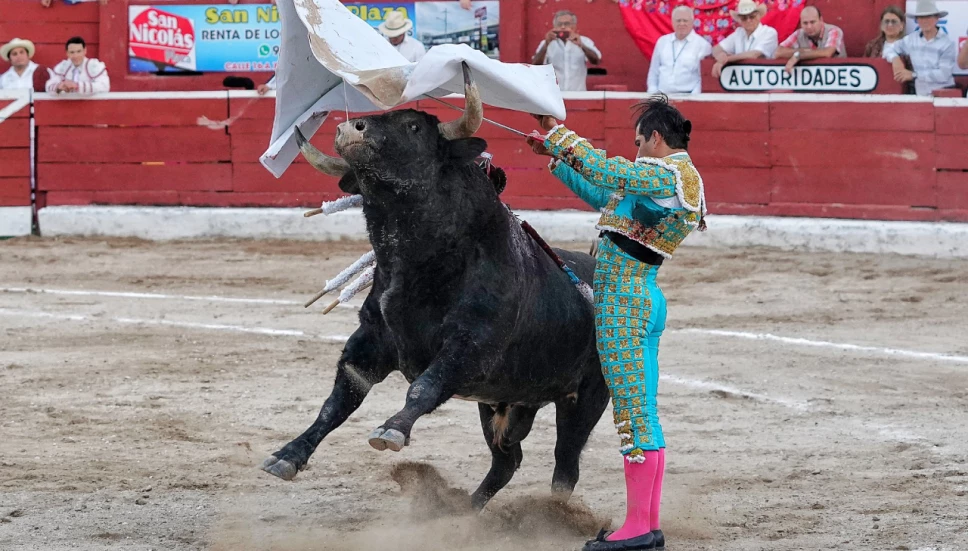 El torero, Joselito Adame en la corrida de Mérida, Yucatán, frente a “Xkatik” de la ganadería de Santa Inés.