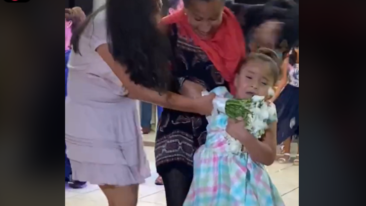 niña pela por ramo.png