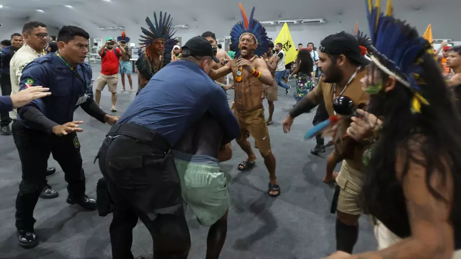 manifestantes se enfrentan a seguridad