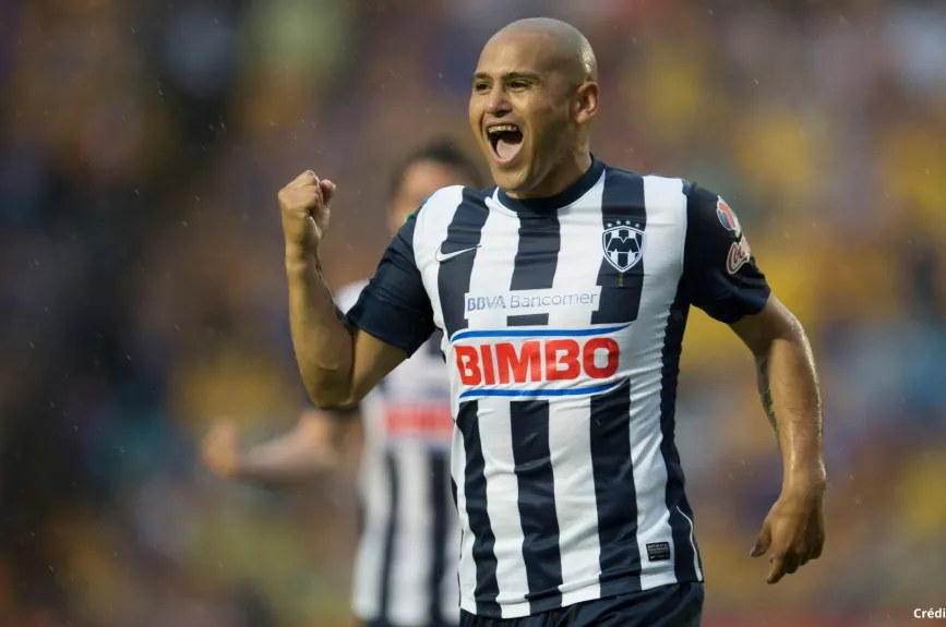 3 futbolistas chilenos méxico chupete suazo.jpg