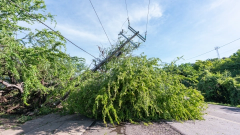 Los tornados derriban objetos a medida que avanzan