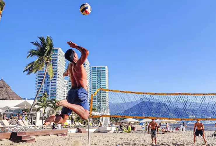Imagen de turistas jugando en una playa de Puerto Vallarta