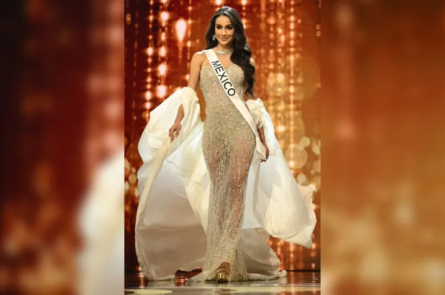Irma Miranda, Miss Universo México 2022 compite en el escenario con su vestido de noche.