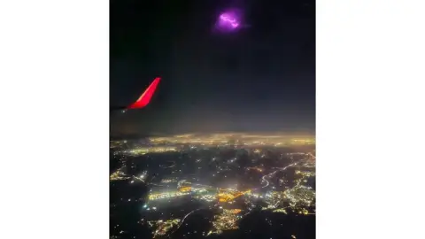 FOTO_ Azafata capta un impactante ovni rosa y se viraliza