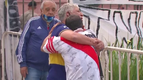 Afición de Boca y River se abraza por Maradona