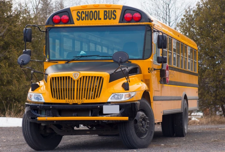 Foto de autobús escolar amarillo.
