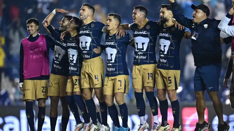 Jugadores de Pumas celebran victoria en el Cl&aacute;sico Capitalino