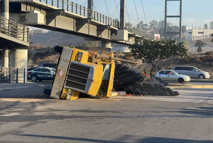 Vía Rápida poniente en Tijuana, volcadura de un camión