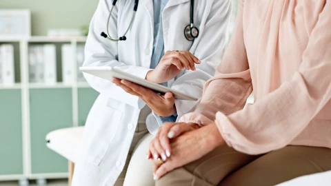 Una médica junto a su paciente en un hospital