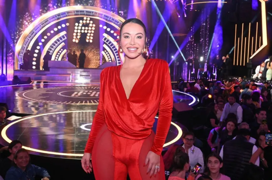Una parte fundamental del Cuarto Concierto son los críticos y Chiquis vestía un increíble atuendo rojo, que resaltaba toda la pasión y talento de la artista.