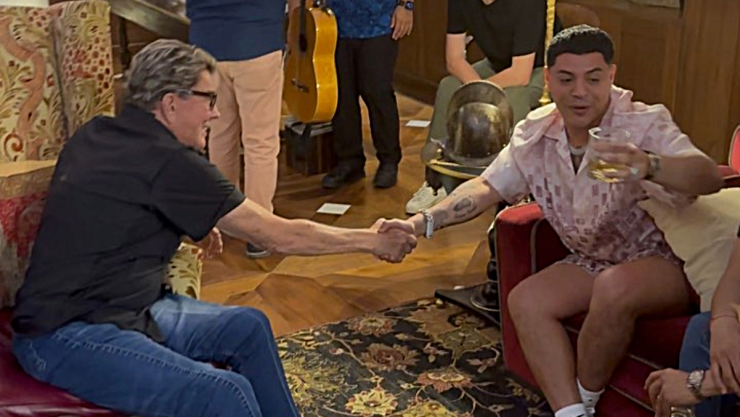 Eduin Caz negocia para que se siga tocando música de banda en playas de Mazatlán