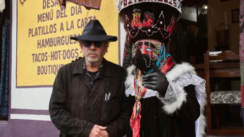 Tim Burton sorprende con su visita a Tepoztlán.