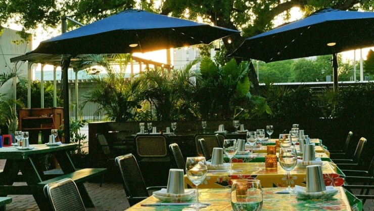 Vista de mesas en un restaurante del barrio de Little River en Miami, Florida