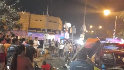 Camioneta se impacta contra puestos de comida en Caucel (FOTOS)