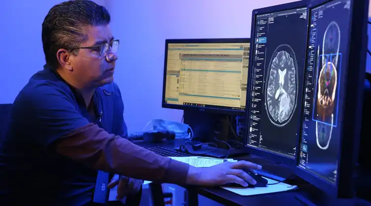 Extirpan tumor cerebral a paciente despierta en el ISSSTE