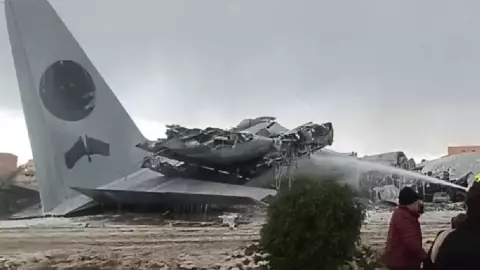 ¡Urgente! Avión militar se desploma, reportan MUERTOS y heridos; esto se sabe