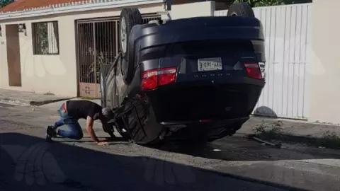 VIDEO_ Fuerte accidente vial en Limones en Chenkú; un auto quedó volcado