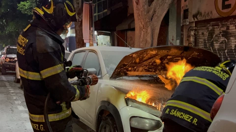 incendio-auto-por-corto-circuito-calles-colonia-juárez-bomberos