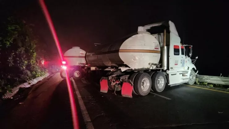 Accidente dejó a tráiler atravesado en la autopista Puebla-Orizaba hoy bloquea circulación total