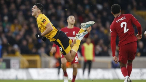 Raúl Jiménez ante el Liverpool