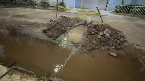 Reportan dos fugas de agua en CDMX