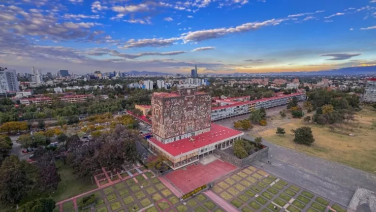 Toma panorámica del edificio principal de la UNAM en Ciudad Universitaria.