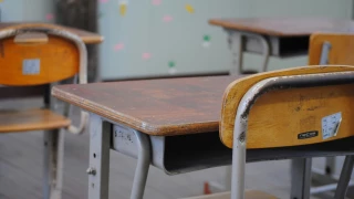 Bancos en salón de escuela.