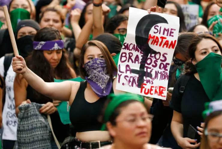 Mujeres marchan para protestar contra la violencia de género en la Ciudad de México, el lunes 25 de noviembre de 2019. Imagen: AP.