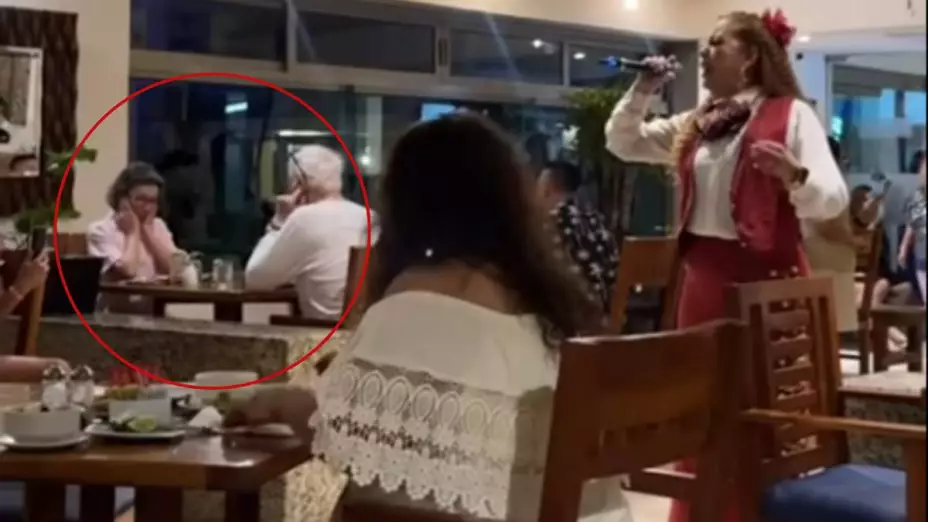 VIDEO_ Extranjeros se tapan los oídos mientras mariachi cantaba en restaurante