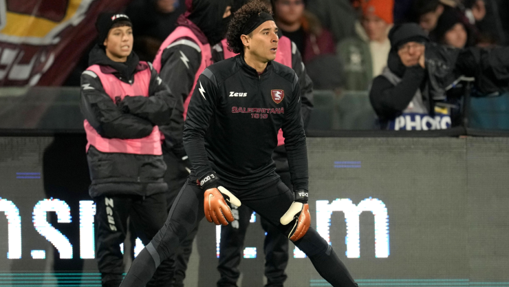 Guillermo Ochoa con el Salernitana