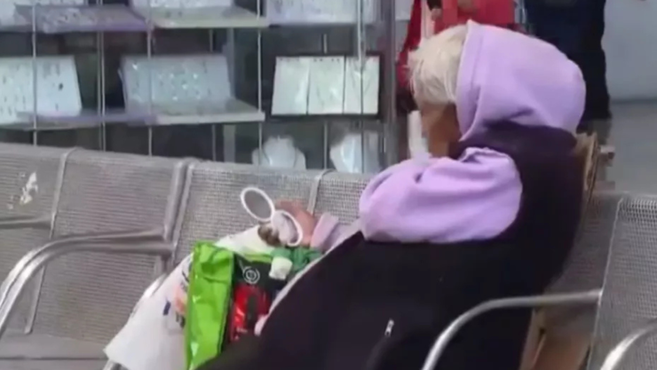 Abuelita mueren en un banca esperando a sus hijos en central de autobuses de Puebla.png