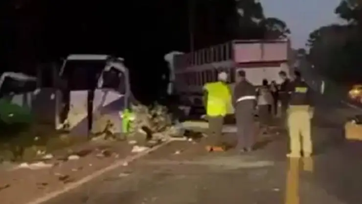 ¡Tragedia! Mueren 23 personas tras brutal choque de autobús que trasladaba a pacientes; esto se sabe