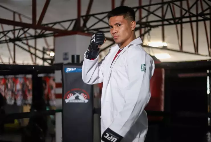 Médico del IMSS debutará como luchador de la UFC