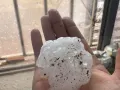 Bolas de hielo de más de 10 centímetros en