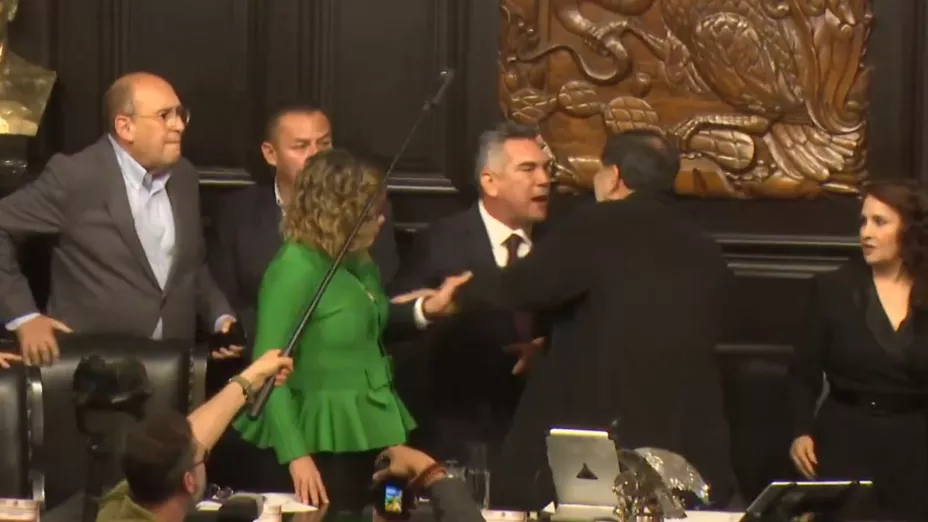 Así se agarraron a golpes Alito Moreno y Fernández Noroña en plena sesión del congreso