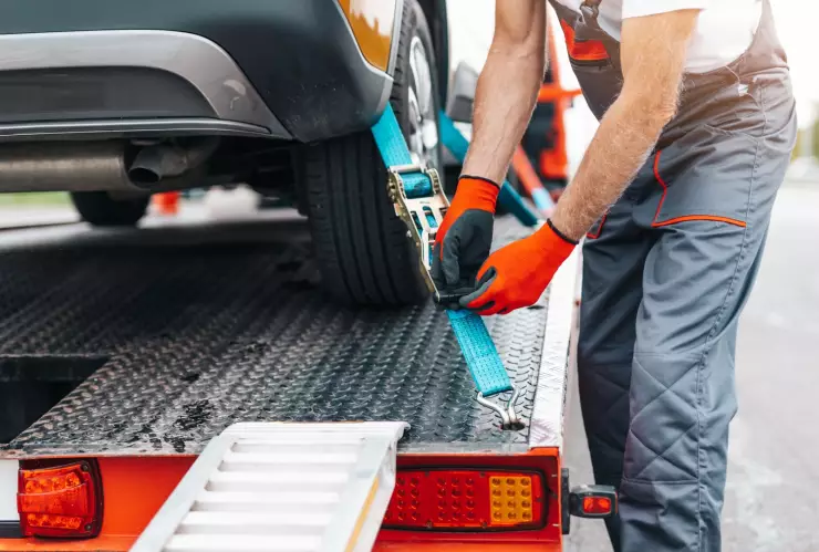 Hombre se lleva auto con la grúa