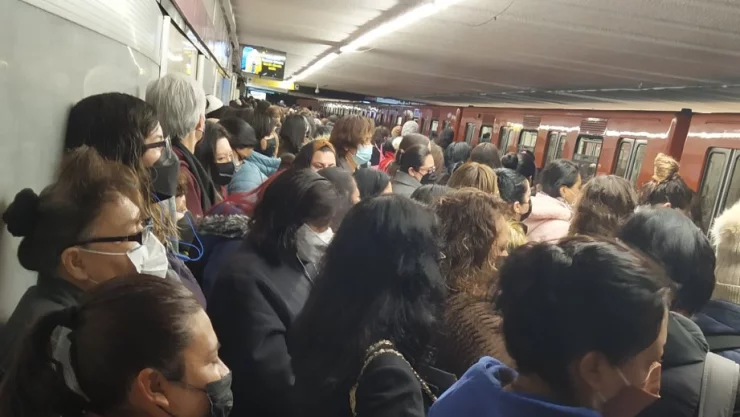 Metro CDMX: Usuarios reportan avance lento en toda la red
