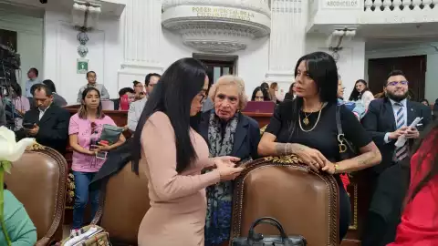 Diana Sánchez Barrios (derecha / negro) fue atacada a balazos hoy.