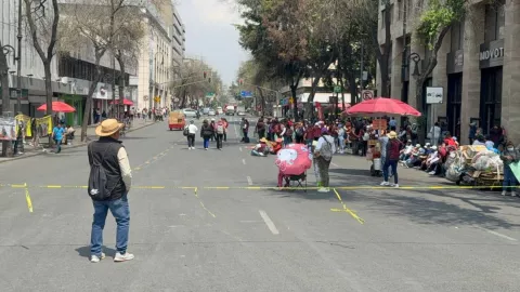 Manifestantes bloquean calles de CDMX