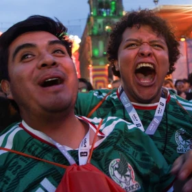 Los aficionados reaccionan mientras ven el partido entre México y Corea del Sur en una proyección pública, durante el Fan Fest de la Copa Mundial de la FIFA 2026 en el Zócalo, en la Ciudad de México, México, el 18 de junio de 2026.