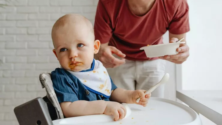 Retiran puré para bebé por toxina detectada en EU; alerta para familias fronterizas